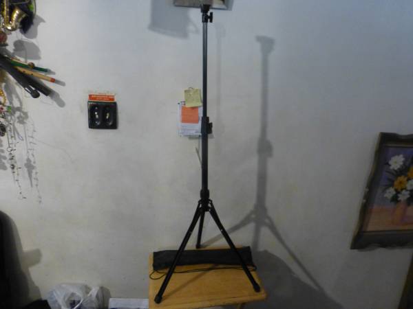 for sale great tripod strong good for all camera and video. 1