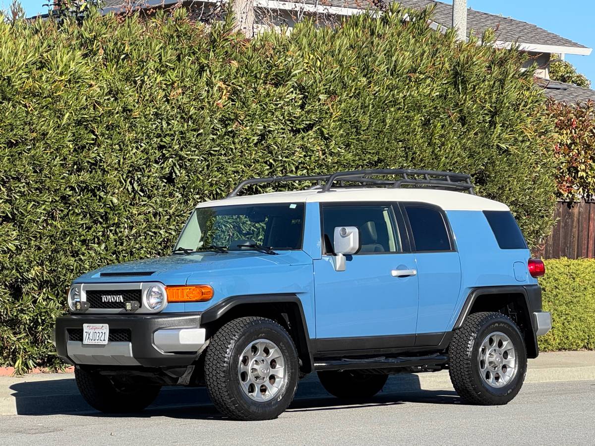 2013 Toyota FJ Cruiser 4WD - original owners, 70k 