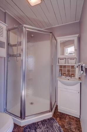 $330 / 3br - 2100ft2 - Degreat 3 Comfy May-Sep Cozy House On Waterfront Hot-Tub Winnipesaukee (Alton Bay Cottage NH)63986779862019123