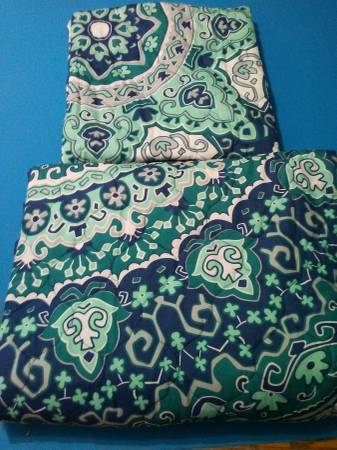 Full/Queen Reversible Comforter Set 1