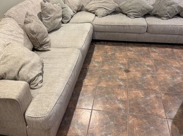 🛋️ Large Sectional Sofa – Great Condition – $700 1