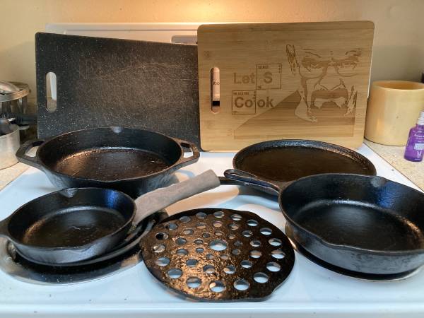 Bon Voyage oferta de 5 piezas de LODGE de hierro fundido y dos tablas para cortar - $70 (Poulsbo)63471462136579120