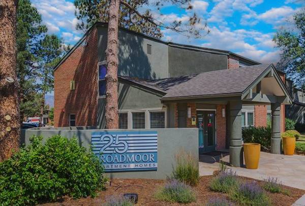 $1,199 / 1br - 655ft2 - Prices Are Dropping And So Are The Leaves!! Come Snatch This Deal!!! (Broadmoor)63668452772225120
