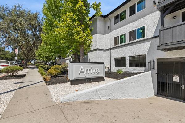 $2,895 / 2br - 1000ft2 - Laundry Facility, Air Conditioning, Sparkling Pool (850 Warwick Ave, Thousand Oaks, CA)63800450441475121