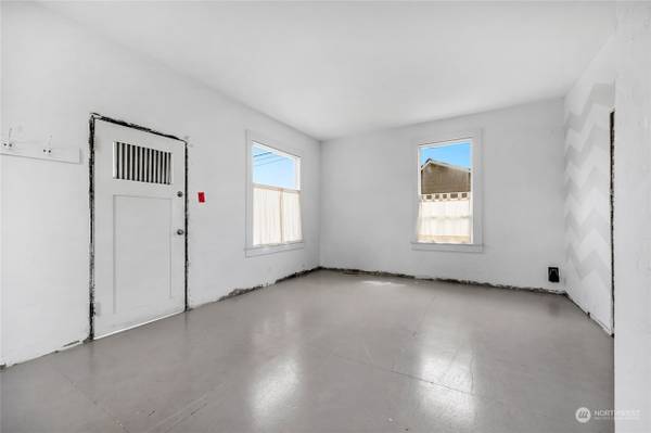 $1,399 / 1br - 1140ft2 - Greenwood Fixer—New Roof, Solar, Rehab-Ready w/ Expansion Potential (Seattle, WA)63866941306753121