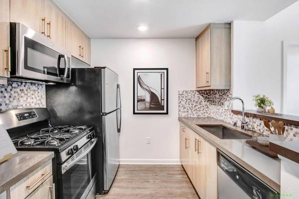 $3,275 / 2br - 977ft2 - HOLLYWOOD Luxury 2 Bedroom 2 Bath + Lounge + SPECIALS (Hollywood)63701148683267123