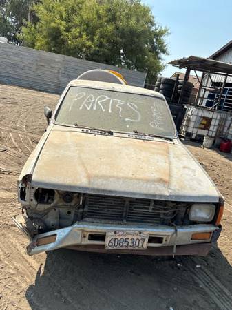 1986 Toyota 22R 2.4 motor 4 cylinder transmission manual FOR PARTS ONLY 1