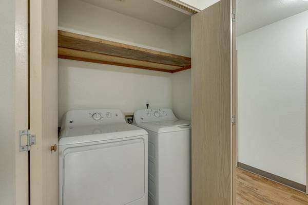 $1,685 / 2br - 865ft2 - Rare 2 bed 1 bath Gem! Enjoy Updated Patios + In-Home Laundry (Beautifully maintained property in the heart of McMinnv)63777049137539122