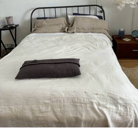 Queen-Size Metal Platform Bed Frame – Excellent Condition 1