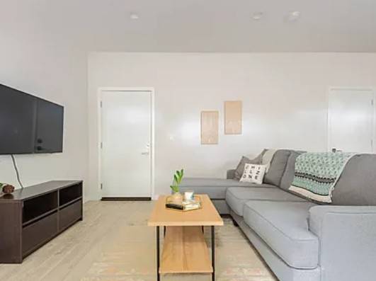$2,700 / 2br - 850ft2 - Big open windows provide natural light. Private yard and entry. (Portland)63831537083907121