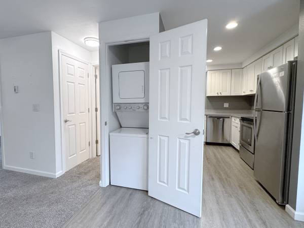 $1,625 / 1br - 696ft2 - Top Floor 1 BD | Cat-Friendly | Extra Storage | Washer/Dryer in Unit!! (Bellingham)63509650212099124