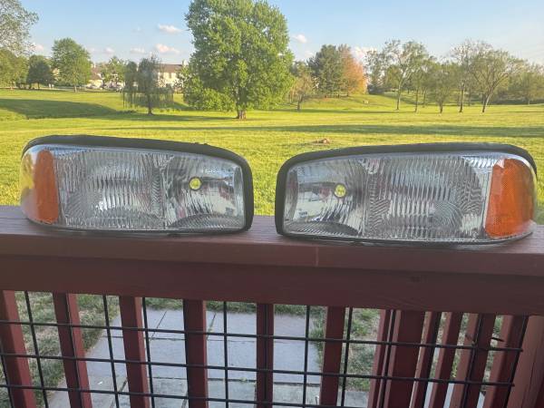 2001 through 2007 GMC Sierra Headlights 1