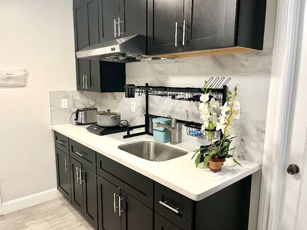 $1600.00 / 1br - Room with Private Bathroom at Sunset64000752115329122