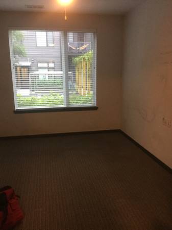 $1,200 / 1br - Buscando compañero de cuarto en Germantown (Nashville)63673267705603124