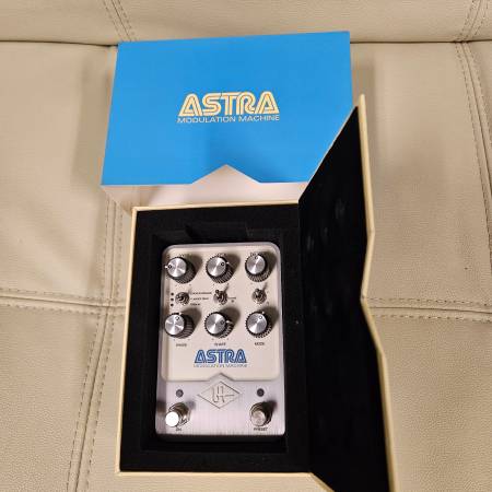 UAFX Astra Modulation guitar pedal 1