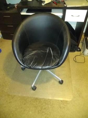 Black Leatherette Swivel Office Chair with Wheels 1