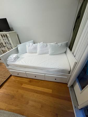 $90 /day Available Nov 1 Furnished studio condo + patio+ parking (Northampton)64016883446401124