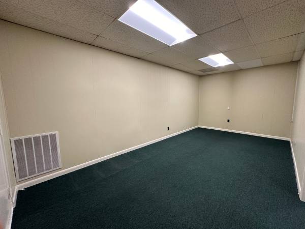 $600 / 400ft2 - Medical Center area, Jackson, TN 400 sq ft, $600/mo (Jackson, Tucker off Highland)63612441448321122