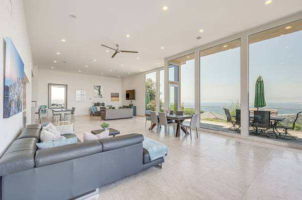 $350 / 5br - 4200ft2 - Pool & Coastline Views: Gourmet Kitchen | 4,200 Sq Ft64037219829633124