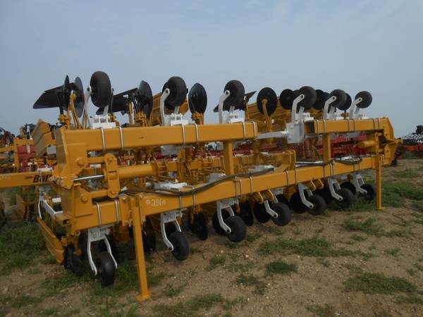 Buffalo 4640 12R30 cultivator 1