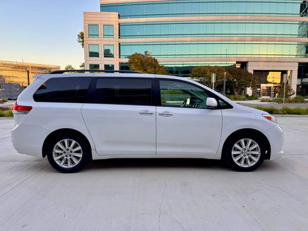 2011 TOYOTA SIENNA XLE AWD - $12.950 (Milbrae)63470898321539124