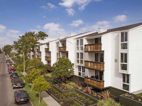 $4,285 / 2br - 1220ft2 - Rare South Shore Find-Direct Beach Access & Modern Upgrades (alameda)63657846313859123