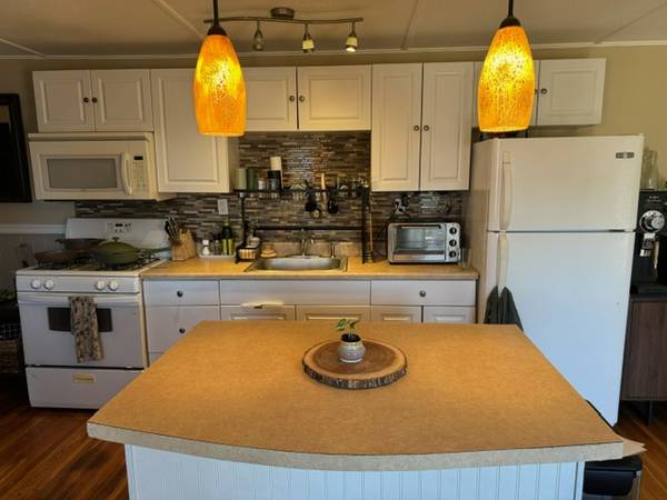 $1,600 / 2br - 1000ft2 - BEAUTIFUL TWO BEDROOM AVAILABLE NOW (Easthampton)64017045556225120