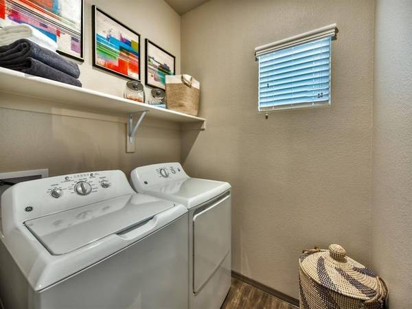 $1,799 / 2br - 1134ft2 - Sensación de vecindario, cocina moderna para chefs, 2/HD 2/HB63966951096706122