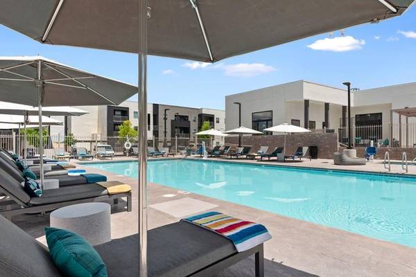 $1,945 / 1br - 782ft2 - Mejoras en todas partes, visita hoy, mascotas bienvenidas, encimeras de cuarzo (ubicado junto a centros comerciales, I-25, escuelas/universidades)63659747033987122