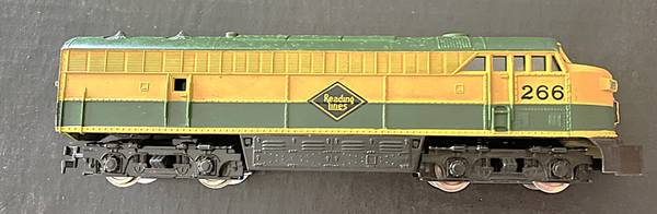 HO AHM Tempo Reading lines diesel lighted locomotive model train 1