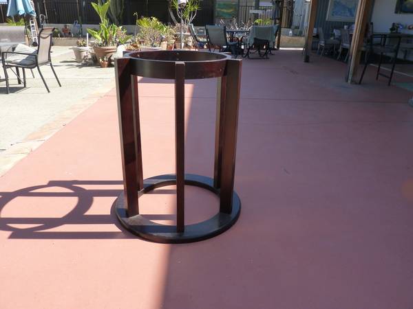 Mesa de entretenimiento con sillas de respaldo alto - $150 (Carlsbad)63471472792707124