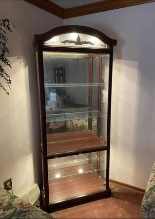 Lighted Display Curio Cabinet.  Excellent condition. 1