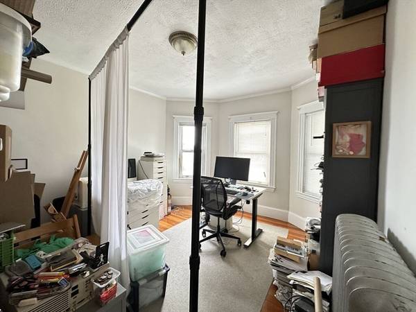 $1,075 / 4br - Beautiful spacious apartment, quiet one-way street 1 block from major (Jamaica Plain)63810039824257121