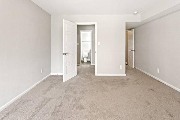 $1,652 / 1br - 690ft2 - Guest Parking & Easy Freeway Access—Visitor-Friendly & Connected! 🚙 (2246 N Beauregard St, Alexandria, VA)63896394737539123