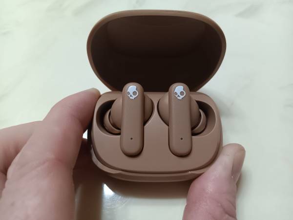 Skull Candy Bluetooth ear buds 1