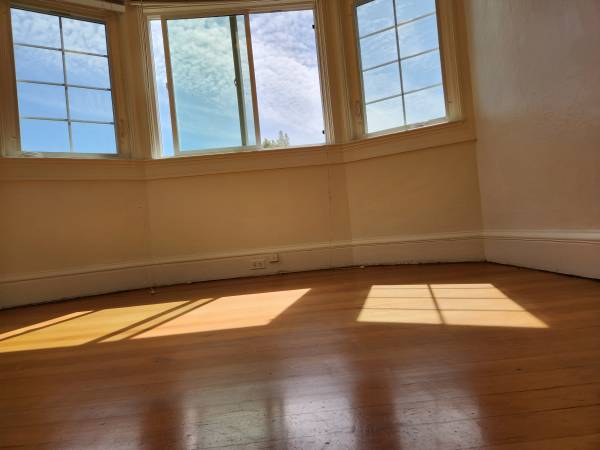 $1,825 / 1br - Sunny One-bedroom with PG&E included in a great neighborhood!!!! (oakland lake merritt / grand)64030484331522121