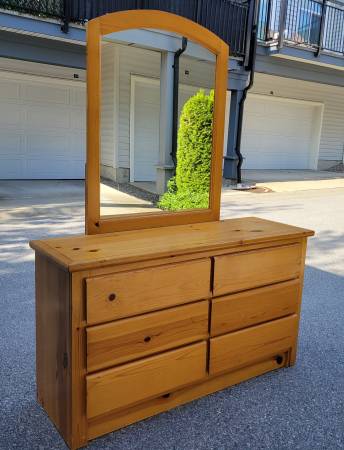 Beautiful Solid Pine 6-Drawer Dresser with Detachable Mirror 1
