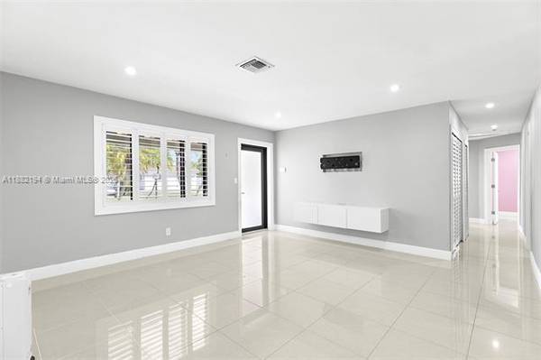 $1,050,000 / 4br - 1503ft2 - Beautifully updated home, 4 bed 4 bath (Miami)63825130406785122