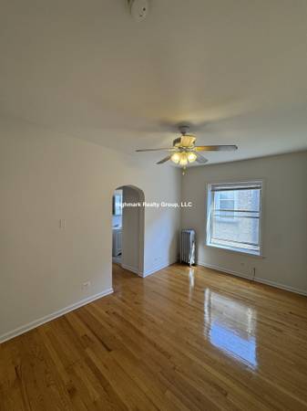 $1,250 ★ Devon Bloom Studio – Heat, Gas & Water Included – Top Floor ★ (Edgewater)63899123807874122