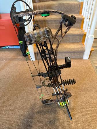Elite Energy 35 compound bow w/accessories 1