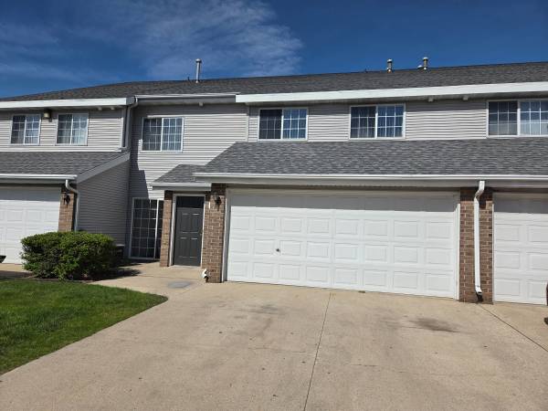 $1,575 / 3br - 1300ft2 - Hermoso adosado de 3 dormitorios disponible, ¡solicite hoy! (Este de Green Bay)63762463746177120