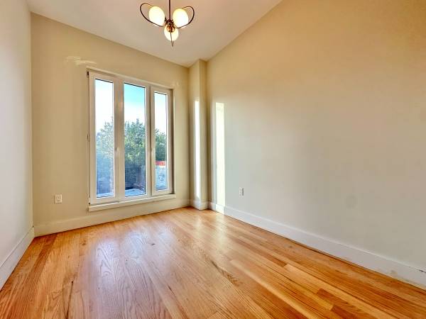 $4,170 / 3br - SUNNY THREE BEDROOM, 2 FULL BATHROOMS AND OUTDOOR SPACE! ELEVATOR! (Bushwick)63912045412354122