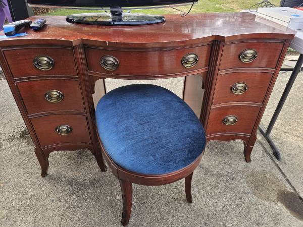 Vanity with stool 1