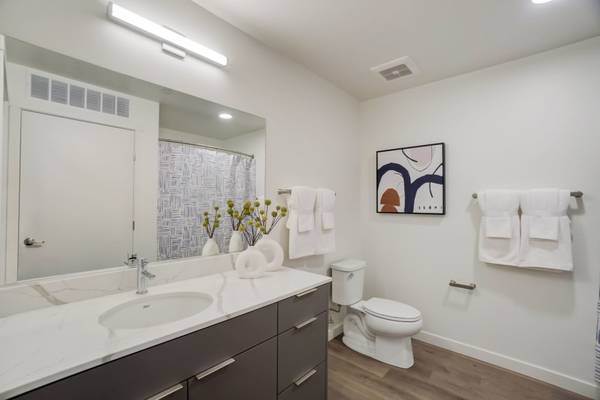 $1,990 / 1br - 1B/1B, Easy Access to SeaTac Airport, Skydeck & Gas Grills (Downtown Burien)63659664188547120
