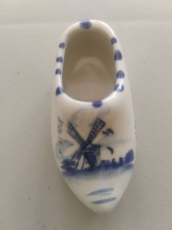 Vintage miniature shoe-shaped Holland porcelain ornament with windmill paintings 1