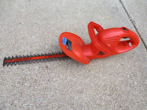 Black and Decker orange electric hedge trimmer 1