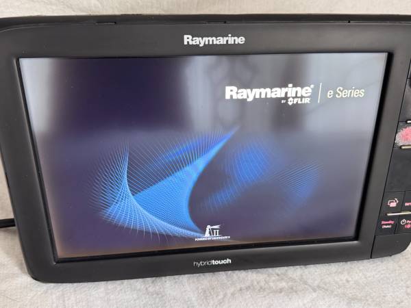 Raymarine e125 12" HybridTouch Chartplotter 1