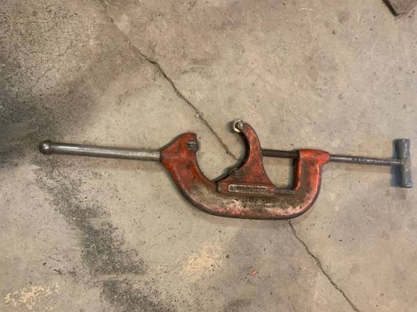 Large adjustable pipe cutter 1