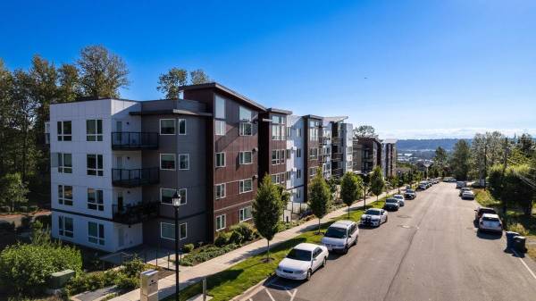 $1,906 / 1br - 745ft2 - Bike Lockers, Large Extended Closets, Now Showing (Cascade)63808131378947124