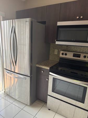 $2,150 / 2br - Prado XIII. Lavandería en la unidad, 2 estacionamientos (Hialeah)63825127578113120